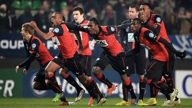 尼斯球队备战下一场比赛,球员士气高涨 尼斯球队备战下一场比赛,球员士气高涨