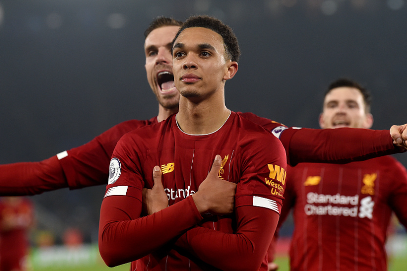 热门球队巅峰对决，球员技艺娴熟打出高水平比赛