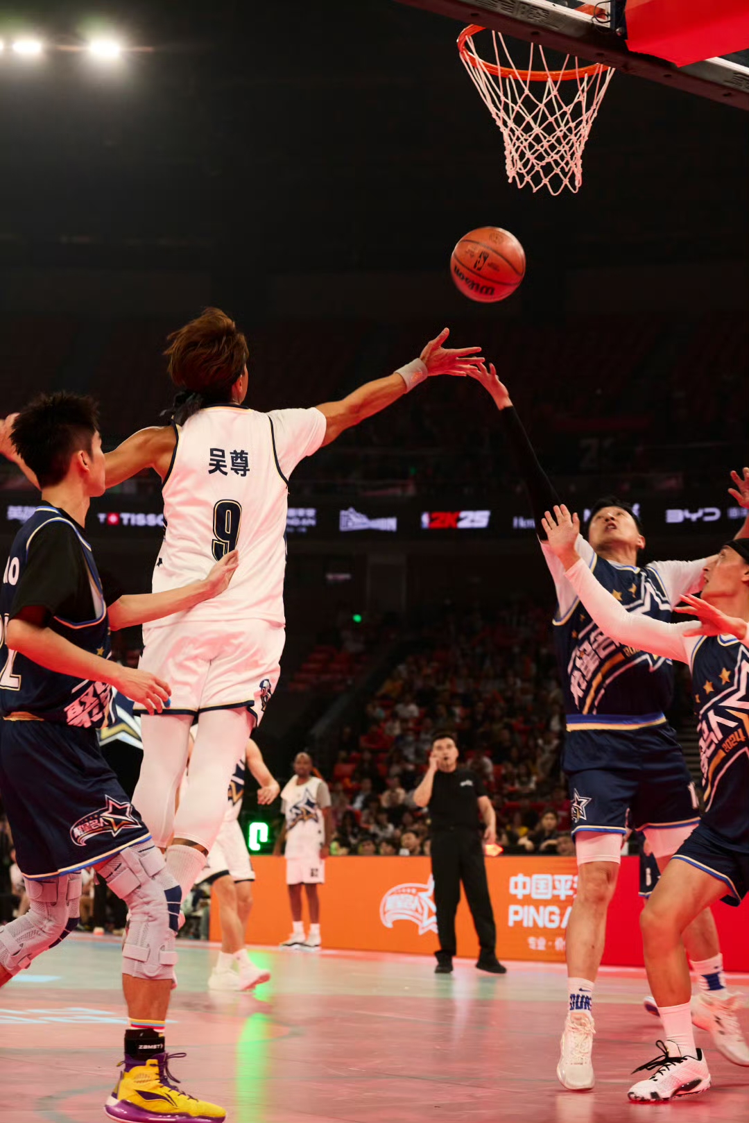 热门球队巅峰对决，球员技艺娴熟打出高水平比赛